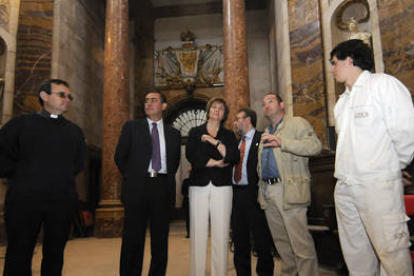 Ruiz y el resto de autoridades durante la visita. / ÚRSULA SIERRA-