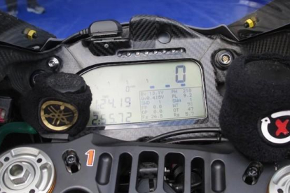 Cuadro de mandos o 'display' de la Yamaha de Jorge Lorenzo en el que podrá recibir mensajes desde su box en plena carrera.-EMILIO PÉREZ DE ROZAS