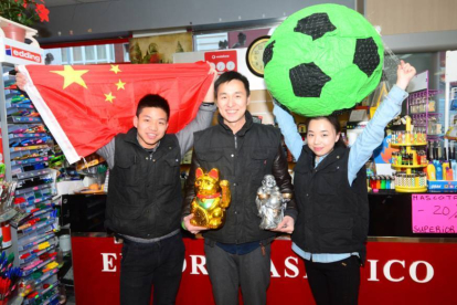 De izquierda a derecha Xiao, Young y Haijun, ayer en la celebración de la Noche Vieja China.-ÁLVARO MARTÍNEZ