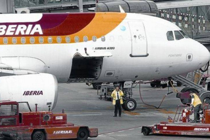 Un avión de Iberia en el aeropuerto Adolfo Suárez Madrid-Barajas.-Foto: JUAN MANUEL PRATS