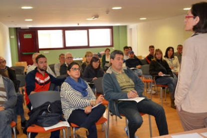 Asistentes a la primera reunión de Anclaje con los extrabajadores. / RAQUEL FERNÁNDEZ-