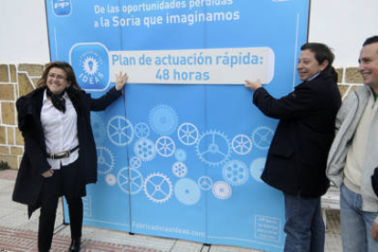 La candidata a la alcaldía, María del Mar Angulo, junto a su número dos, Adolfo Sainz, en la presentación del Plan de Actuación rápida. / ÚRSULA SIERRA-