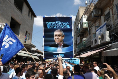 Partidarios del primer ministro israelí Benjamin Netanyahu se reúnen en apoyo al Likud, este viernes 13 de septiembre, en el mercado Mahane Yehuda de Jerusalén (Israel).-EFE