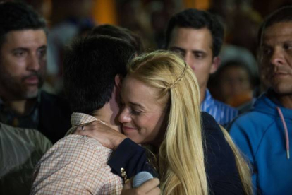 Lilian Tintori, esposa de Leopoldo López, recibe el apoyo de los simpatizantes del líder opositor, este jueves, tras conocerse la sentencia.-AFP / FEDERICO PARRA
