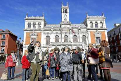 La guía Inés Retortillo, frente al Ayuntamiento de Valladolid, con un grupo de turistas. --- J.M. LOSTAU
