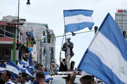 Los familiares de los presos políticos también exigieron conocer el calendario de liberación.-EFE