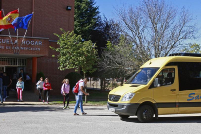 Autobús escolar que hace la ruta hasta Santa Cruz de Yanguas-Mario Tejedor
