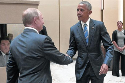 Frío saludo entre Obama y Putin, en una cumbre en Hangzhou (China).-AFP