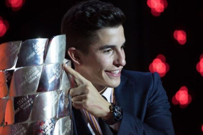 Marc Márquez posa, en Valencia, junto al trofeo que lo acredita como campeón del mundo de MotoGP.-ALEJANDRO CERESUELA