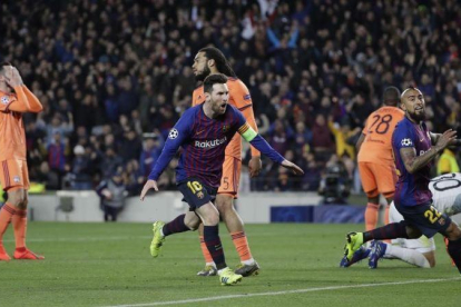 Imagen del Barça-Olympique de Lyón de octavos de la Champions.-AP / EMILIO MORENATTI