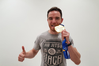 Sergio Corral, con la medalla de oro conseguida en los Campeonatos de Europa de Portugal.-HDS