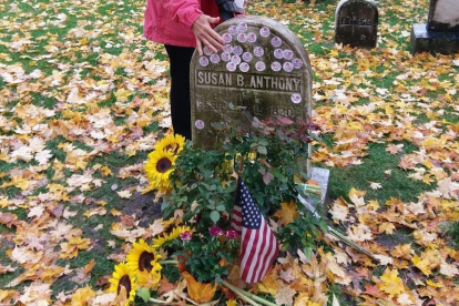 La lápida de Susan B. Anthony, cubierta de pegatinas Yo voté.-DEBORAH L. HUGHES / AP Una tumba del cementerio Mount Hope, en Rochester, Nueva York, ha aparecido una vez más llena de pegatinas. No es vandalismo sino una tradición y, en cierto modo, un gesto de reconocimiento. Las estampas ‘Yo voté’ cubren la lápida d