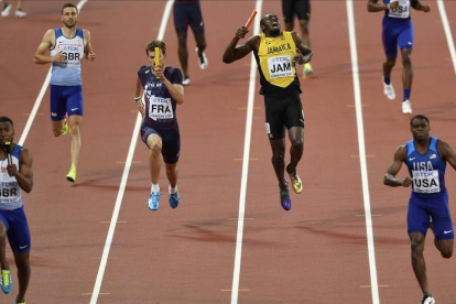 Bolt, en el momento de lesionarse en la final de los 4x100 metros del sábado.-AP / MARTIN MEISSNER