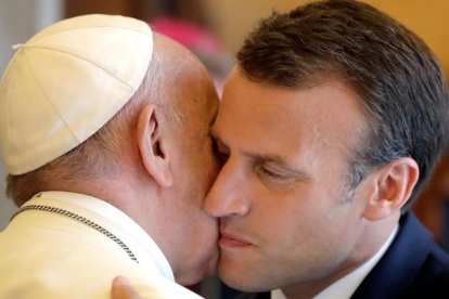 Macron saluda al papa Francisco en El Vaticano-AFP / ALESSANDRA TARANTINO