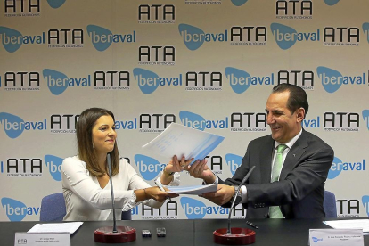Soraya Mayo y José Rolando Álvarez, ayer, en la firma del convenio.-ICAL