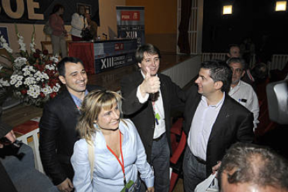 Carlos Martínez Mínguez, rodeado de su equipo, tras ser reelegido secretario provincial del PSOE en septiembre de 2008. / FERNANDO SANTIAGO-