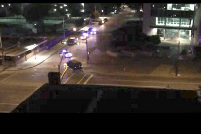 Imagen del momento en que la furgoneta huye de la comisaría tras el ataque.-Foto: EFE / DEPARTAMENTO DE POLICÍA DE DALLAS