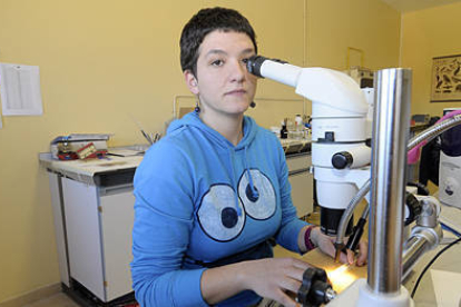 Maika Folch observa por un medidor de anillos en el laboratorio de la Universidad. / ÁLVARO MARTÍNEZ-