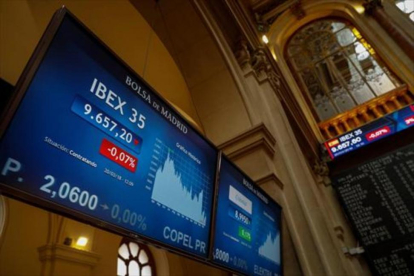 Panel de la Bolsa de Madrid, con la evolución del Ibex 35.-/ EFE / EMILIO NARANJO