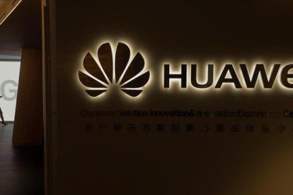 Centro de Huawei en Madrid con carteles de 5G.-EFE / EMILIO NARANJO