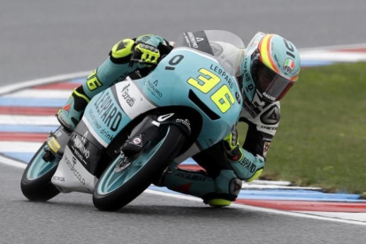 Joan Mir (Honda), en su última vuelta triunfal de hoy en Brno.-AP / PETR DAVID JOSEK