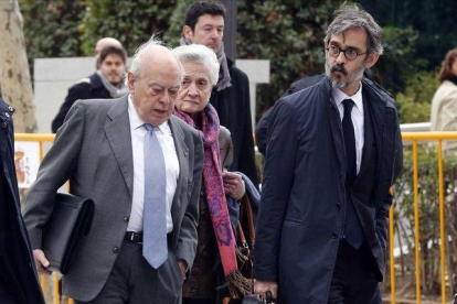 Jordi Pujol y su esposaa, Marta Ferrusola, en compañía de su abogado defensor, Cristobal Martell, tras declarar el 10 de febrero del 2016 en la Audiencia Nacional.-