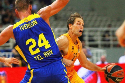 Iverson, del Maccabi, intenta frenar a Koponen en el torneo disputado en Atenas.-EFE / SPYROS CHORCHOUBAS