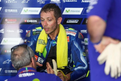 El italiano Valentino Rossi (Yamaha), en un descanso, el pasado 30 de enero, en el primer test de Sepang (Malasia).-ALEJANDRO CERESUELA