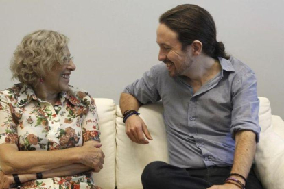 La alcaldesa de Madrid, Manuela Carmena, junto al secretario general de Podemos, Pablo Iglesias-MARISCAL (EFE)