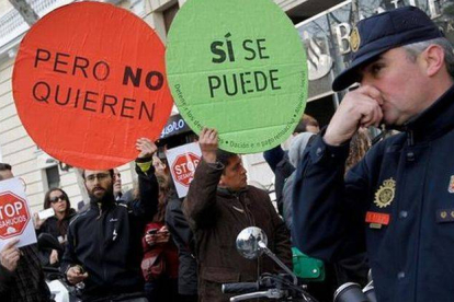 Manifestantes de la PAH ante el Ritz esperan a Rajoy y la cúpula del PP.-ARCHIVO