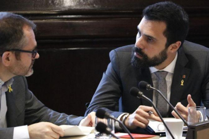 Roger Torrent y Josep Costa durante la reunión de la Mesa del Parlament.-RAFA GARRIDO (ACN)
