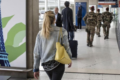 Soldados franceses patrullan en el aeropuerto Charles de Gaulle, de donde salió el avión.-AP / Laurent Cipriani