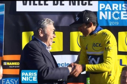 Eddy Merckx saluda a Bernal en el podio de la París-Niza.-TWITTER
