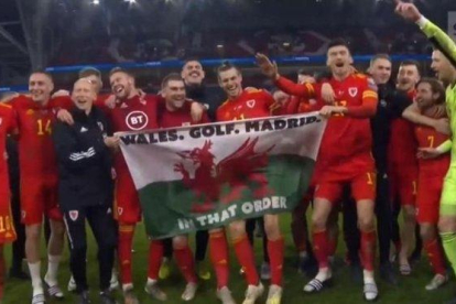 Bale y los jugadores de Galen celebran con una pancarta el pase a la Eurocopa.-CAPTURA TV