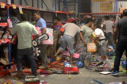 Saqueo en una tienda de juguetes en el Puerto de Veracruz.-AFP / ILSE HUESCA