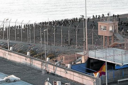La policía marroquí impide el acceso de inmigrantes a la playa junto a la valla de Ceuta, en una imagen de archivo,-EFE