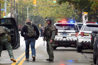 Policías ante la sinagoga atacada en Pittsburgh-JEFF SWENSEN