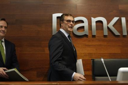 El consejero delegado de Bankia, José Sevilla (derecha), y el directivo Fernando Sobrini, ayer.-AGUSTÍN CATALÁN