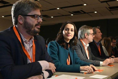 Inés Arrimadas, entre Fran Hervías (izquierda en la foto) y José Manuel Villegas, esta mañana en el consejo general de Ciudadanos, en Madrid.-EFE
