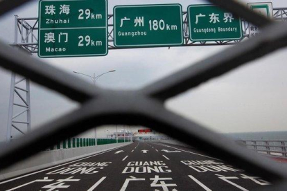 Valla temporal en la frontera de Hong Kong en el puent-ALEX HORDFORD