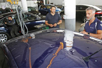 Son numerosos los coches que han sufrido daños en la chapa y muchos de ellos cuentan con centenares de bollos.-M.T.