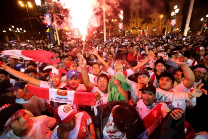 Miles de aficionados se lanzaron a las calles de Lima para celebrar la clasificación de Perú para el Mundial de Rusia.-/ VÍCTOR GONZÁLES (EFE)