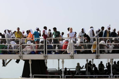 Los inmigrantes trasladados por el navío maltés esperan a desembarcar en Pozzallo (Sicilia).-Foto:   Francesco Malavolta / AP / FRANCESO MALAVOLTA