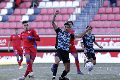 Una acción de la eliminatoria de Copa entre el Numancia y el Almería en Los Pajaritos. LUIS ÁNGEL TEJEDOR