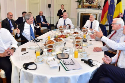 De izquierda a derecha, los ministros Asselborn (Luxemburgo), Gentiloni (Italia), Ayrault (Francia), Reynders (Bélgica), Steinmeier (Alemania) y Koernders (Holanda), este sábado en Berlín.-AFP / JOHN MACDOUGALL