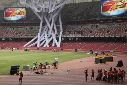 Preparativos en el Estadio Nacional de Pekín, más conocido como 'El Nido', escenario del Mundial de atletismo a partir del sábado.-Foto: EFE / ROLEX DELA PENA