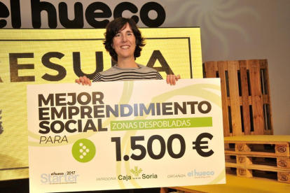 Mónica de Mier sostiene el premio concedido por El Hueco Starter.-VALENTÍN GUISANDE