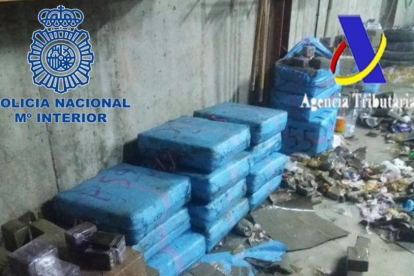 Intervenidas 2, 4 toneladas de hachís en una operación contra el narcotráfico en la costa de Huelva.-POLICÍA NACIONAL