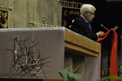 El doctor Ruiz Liso durante la lectura del pregón de Semana Santa.-DIEGO MAYOR