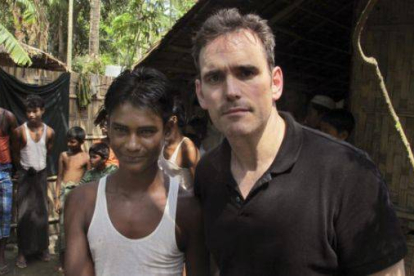 El actor Matt Dillon junto al joven superviviente rohingya Noor Alam, de 17 años, en el campamento de Rakhine, en Myanmar.-Foto: AP